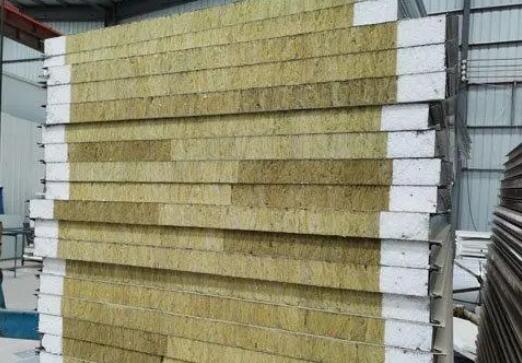 什么是彩鋼瓦夾心巖棉板？襄陽遠大彩鋼為你介紹！